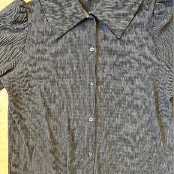 Unique pleated button down shirt with puffed balloon sleeves - Picture 3 of 8